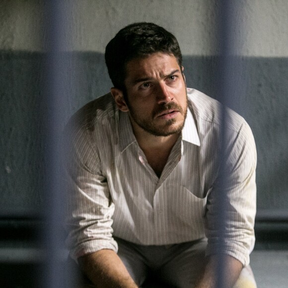 Zeca (Marco Pigossi) é preso sob acusação de tráfico de drogas, por armação de Rubinho (Emilio Dantas), na novela 'A Força do Querer'