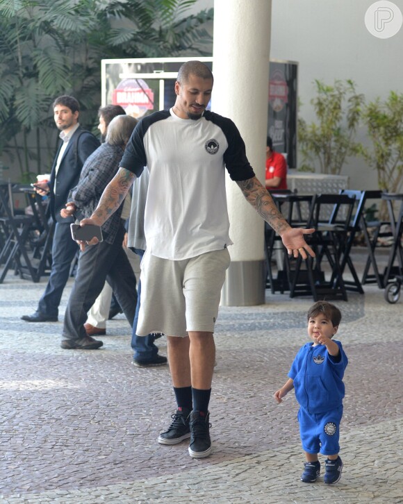 Ex-BBB Fernando Medeiros brincou com o filho em aeroporto carioca
