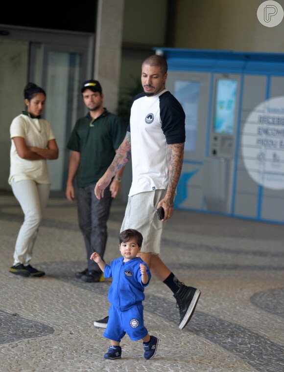 Ex-BBB Fernando Medeiros passeou com o filho, Lucca, em aeroporto do Rio