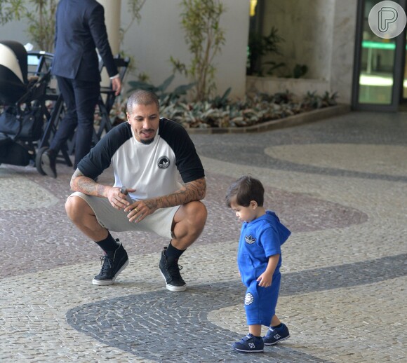Ex-BBB Fernando Medeiros cuidou do filho, Lucca, em aeroporto nesta quinta-feira, 27 de julho de 2017