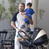 Ex-BBB Fernando Medeiros segurou o filho, Lucca, em aeroporto do Rio nesta quinta-feira, 27 de julho de 2017