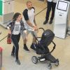 Ex-BBB Aline Gotschalg embarcou com o filho em aeroporto carioca nesta quinta-feira, 27 de julho de 2017