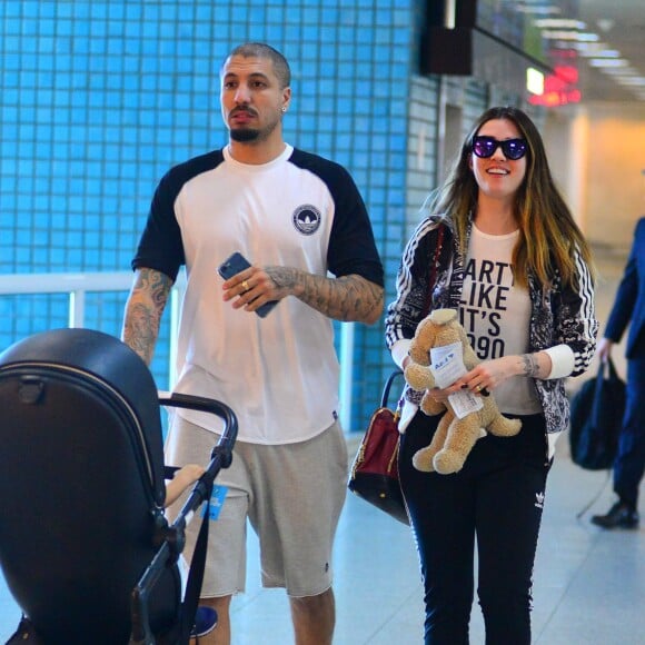 Ex-BBB Aline Gotschalg embarcou com o filho, Lucca, em aeroporto do Rio nesta quinta-feira, 27 de julho de 2017