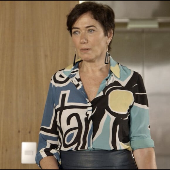 Silvana (Lilia Cabral) chega em casa e fica arrasada ao ver que Eurico (Humberto Martins) a deixou e foi se hospedar na casa de Heleninha (Totia Meireles), na novela 'A Força do Querer'