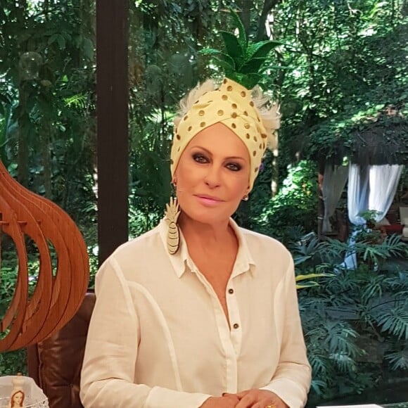 Ana Maria Braga usou o acessório para falar da tendência de abacaxi no mundo da moda