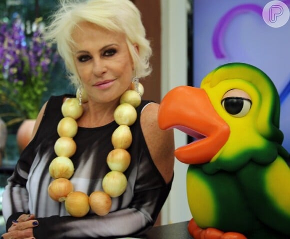 Ana Maria Braga posou com um colar de cebolas no 'Mais Você'