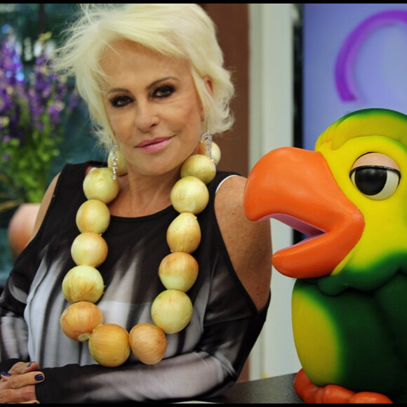 Ana Maria Braga posou com um colar de cebolas no 'Mais Você'