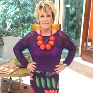 Ana Maria Braga protestou contra o preço do tomate ao usar um colar com o fruto