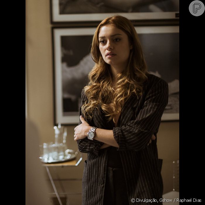 Alice (Sophie Charlotte) vai cuspir o remédio que a enfermeira vai lhe
