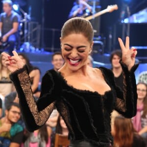 Juliana Paes soltou a voz na festa do 100º capítulo da novela 'A Força do Querer'