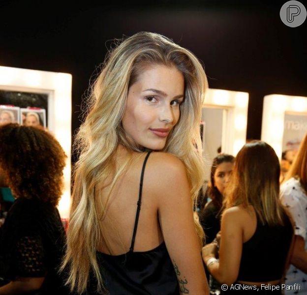 Yasmin Brunet confere os preparativos do desfile da ...