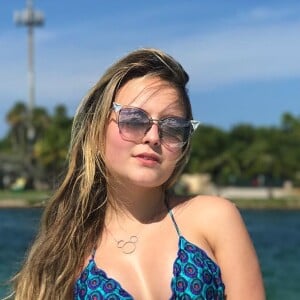 De biquíni, Larissa Manoela mostrou boa forma em Miami, nos Estados Unidos