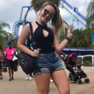 A atriz Larissa Manoela, de 16 anos, revelou que é tímida na escola 