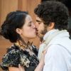 Domitila (Agatha Moreira) tenta se justificar e beija dom Pedro (Caio Castro), desesperada, na novela 'Novo Mundo'