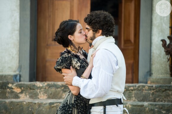 Domitila (Agatha Moreira) tenta se justificar e beija dom Pedro (Caio Castro), desesperada, na novela 'Novo Mundo'
