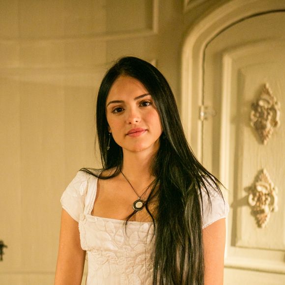 Anna (Isabelle Drummond) acha uma carta que compromete Domitila (Agatha Moreira) na casa de Thomas (Gabriel Braga Nunes), na novela 'Novo Mundo'
