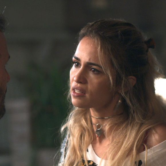 Sandra Helena (Nanda Costa) vê o padrasto traindo sua mãe, na novela 'Pega Pega'