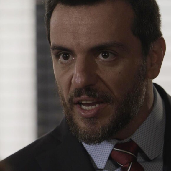 Caio (Rodrigo Lombardi) pressiona Bibi (Juliana Paes) e diz que ela está sendo vista no Morro Azil, na novela 'A Força do Querer'