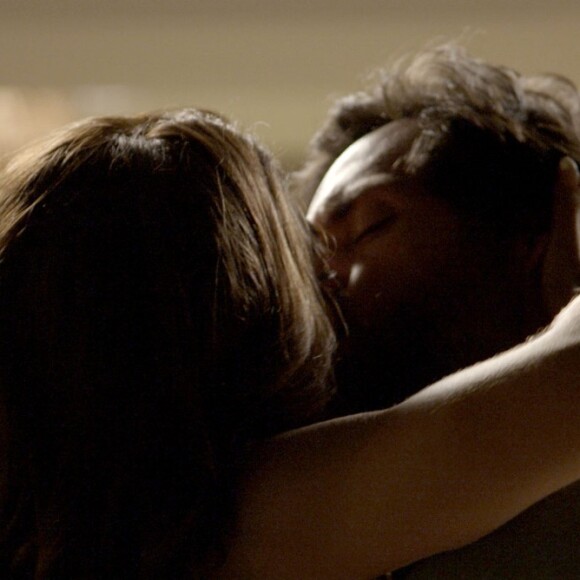 Caio (Rodrigo Lombardi) tem um impulso e beija Bibi (Juliana Paes), na novela 'A Força do Querer'