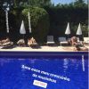 Uma fã registrou o momento em que Bruna Marquezine e Sasha Meneghel tomavam banho de piscina no hotel que estavam hospedadas, em Saint-Tropez