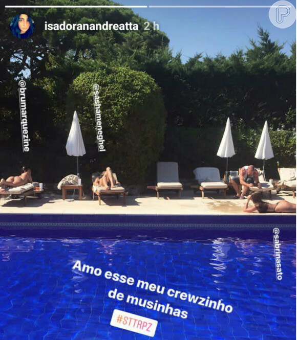 Uma fã registrou o momento em que Bruna Marquezine e Sasha Meneghel tomavam banho de piscina no hotel que estavam hospedadas, em Saint-Tropez