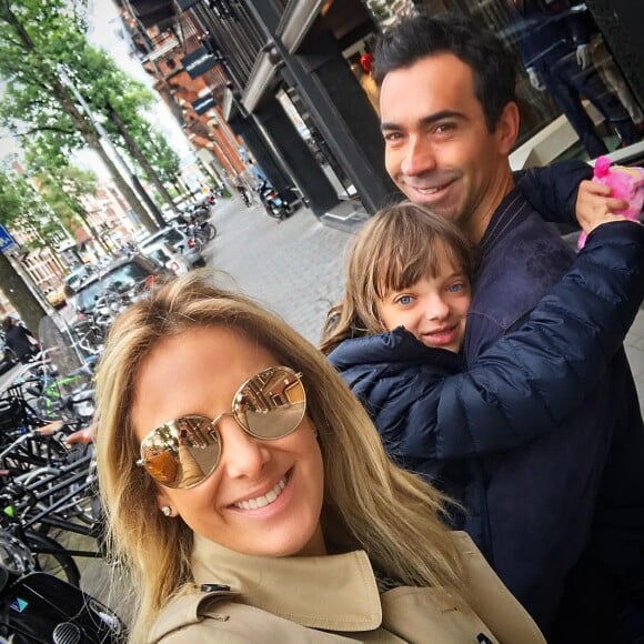 Rafaella Justus posou com a mãe, Ticiane Pinheiro, e o padrasto, Cesar Tralli