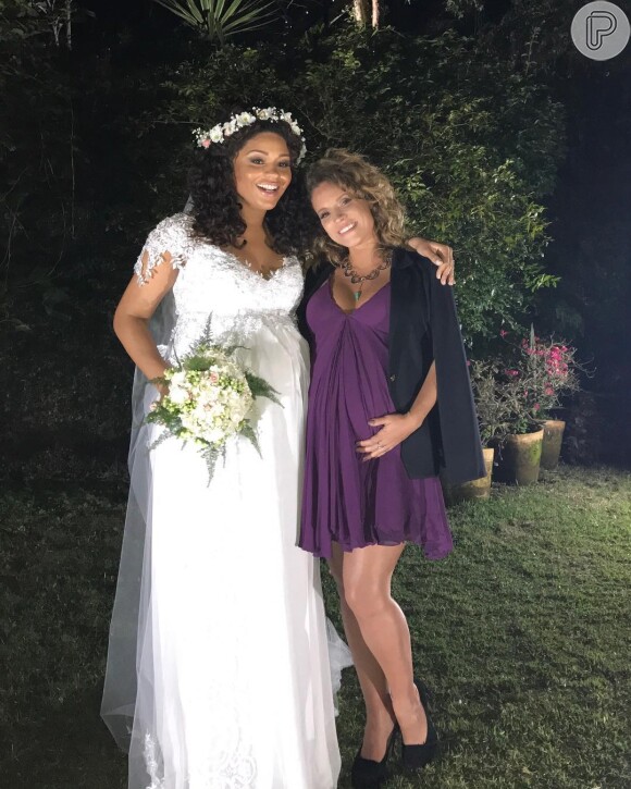 Juliana Alves posou com Maíra Charken no seu casamento