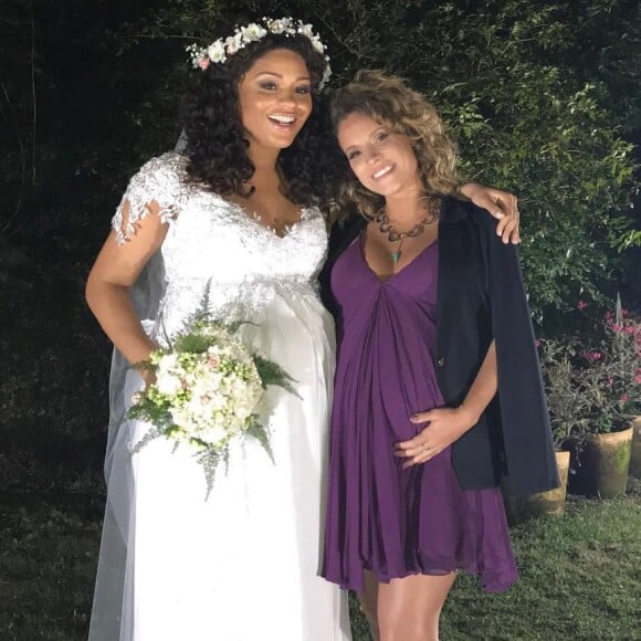 Juliana Alves posou com Maíra Charken no seu casamento