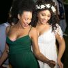 Juliana Alves e Sheron Menezzes, grávidas, dançaram juntas no casamento da atriz