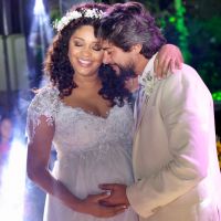 Juliana Alves, grávida de 7 meses, se casa com o diretor Ernani Nunes, no Rio