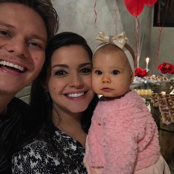 Thais Fersoza e Michel Teló compartilham momentos da filha com seus seguidores