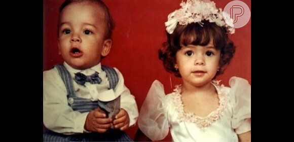Junior Lima ao lado da irmã, Sandy, ainda bebezinho (1985)