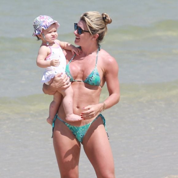 Mirella Santos levou a filha, Valentina, para curtir a praia da Barra da Tijuca, na Zona Oeste do Rio, nesta terça-feira, 1º de setembro de 2015