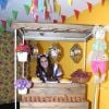 Viviane Araújo posa em mesa de guloseimas em festa junina