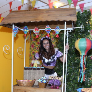 Viviane Araujo curte festa organizada por seus fãs