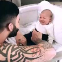 Gusttavo Lima brinca com o filho, Gabriel, de 1 mês: 'Neném do papai'. Vídeo!