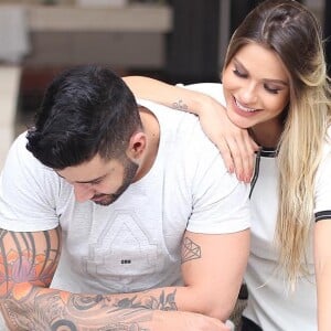 Gusttavo Lima não reduziu agenda de shows logo após o nascimento de Gabriel, seu filho com Andressa Suita: 'Cinco dias sem dormir'