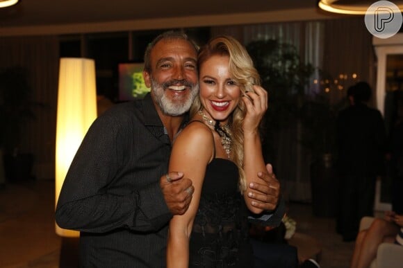 Paolla Oliveira revelou que está morando com o namorado, o diretor Rogério Gomes