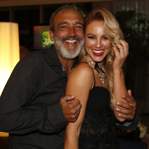 Paolla Oliveira revelou que está morando com o namorado, o diretor Rogério Gomes