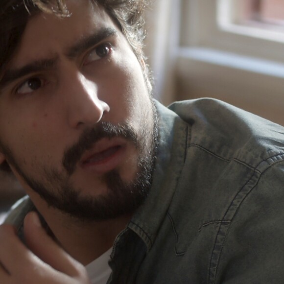 'Rimena está grávida. Não posso acreditar', dirá Renato (Renato Góes) em conversa com Gustavo (Gabriel Leone) na série 'Os Dias Eram Assim'