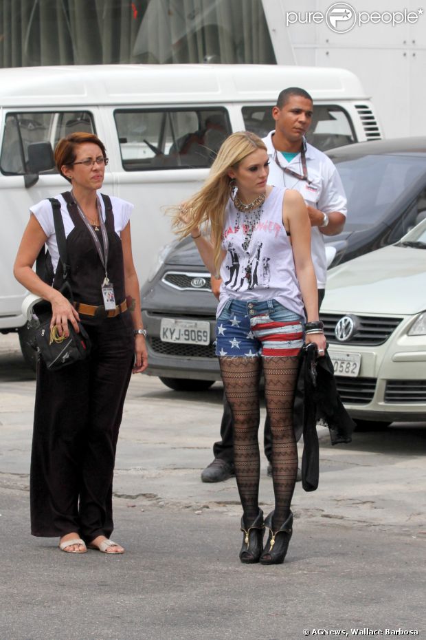 http://static1.purepeople.com.br/articles/7/18/76/7/@/170827-isabelle-drummond-se-produz-para-novo-620x0-1.jpg