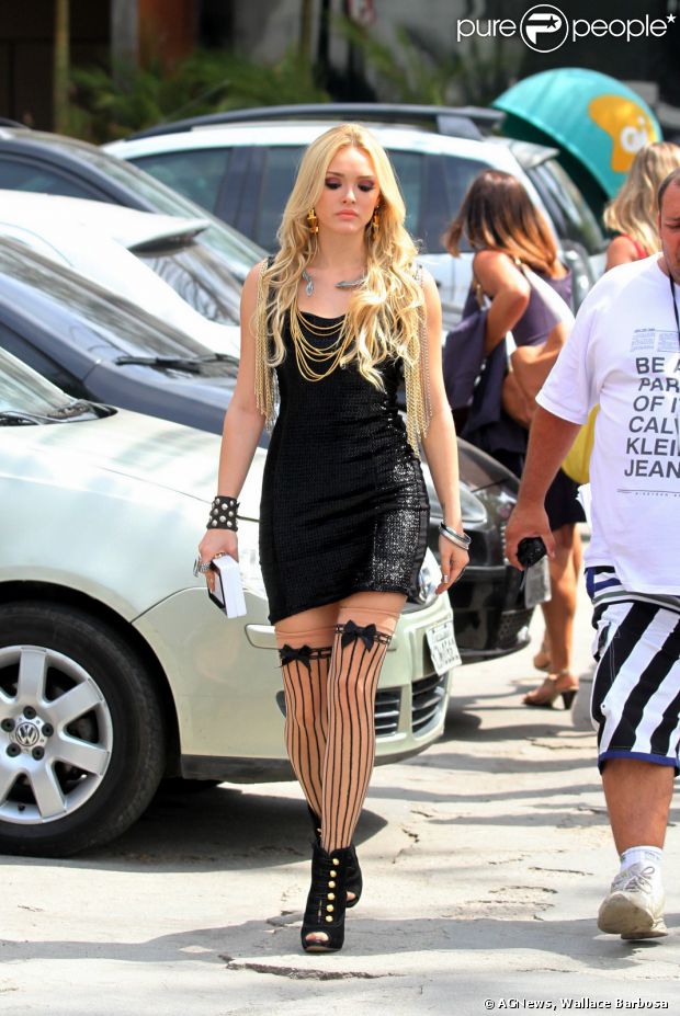 http://static1.purepeople.com.br/articles/7/18/76/7/@/170842-isabelle-drummond-se-produz-para-novo-620x0-1.jpg