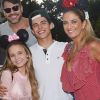Larissa Manoela tem feito passeios na Disney ao lado do namorado, Thomaz Costa, e amigos