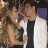 Larissa Manoela e Thomaz Costa oficializaram o namoro em Orlando