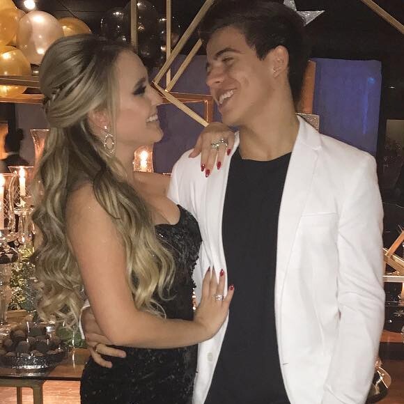 Larissa Manoela e Thomaz Costa oficializaram o namoro em Orlando