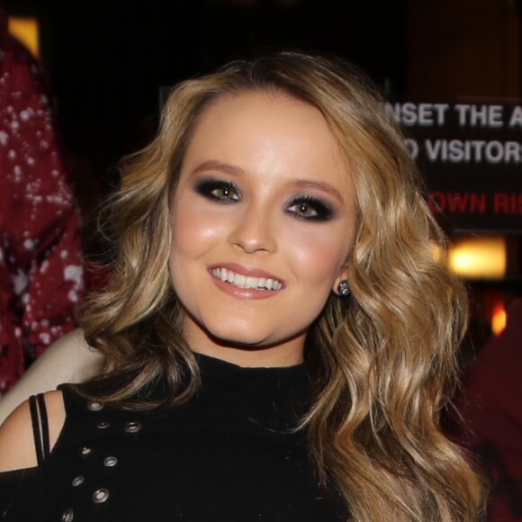 Larissa Manoela apareceu em um look cheio de estilo e Thomaz brincou