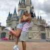Larissa Manoela beija Thomaz Costa na Disney, em Orlando