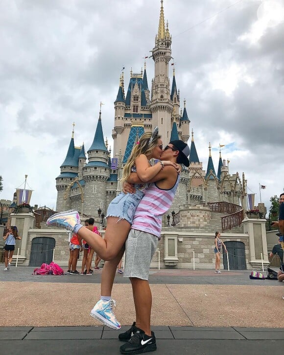 Larissa Manoela beija Thomaz Costa na Disney, em Orlando
