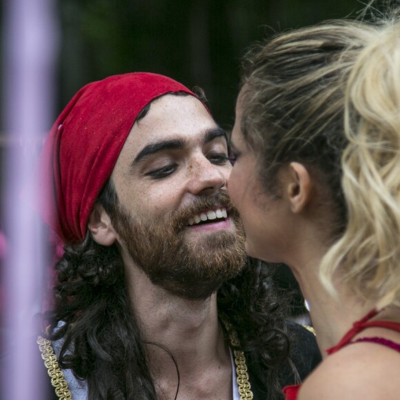 Antes de namorar Agnaldo (João Baldasserini), Sandra Helena (Nanda Costa) ficou com Wanderley (Bernardo Marinho) no carnaval, e descobriu só depois que os dois são irmãos, na novela 'Pega Pega'