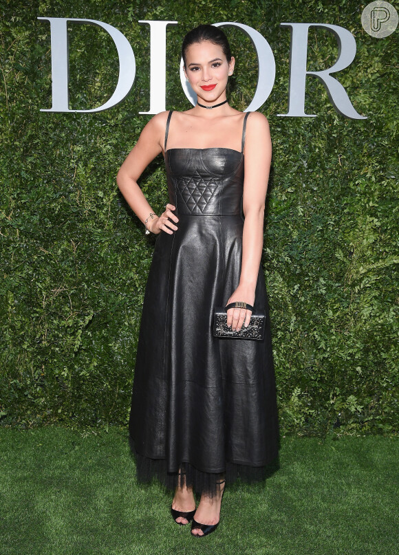 Bruna Marquezine usou bolsa Dior para prestigiar vernissage da exposição Dior no Musee des Arts Decoratifs